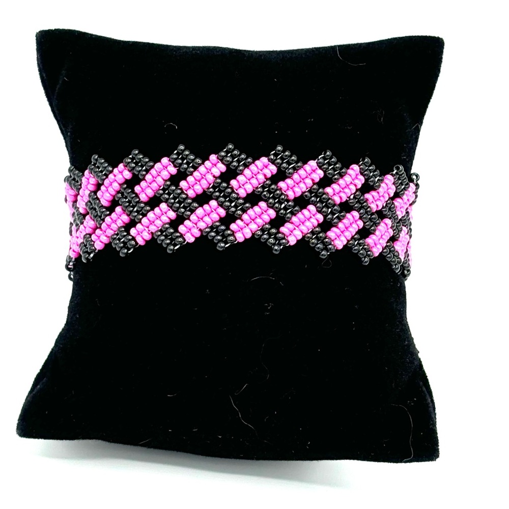 Hand Crafted Basket Weave Beaded Bracelet Fuchsia and Black - Picture 9 of 10